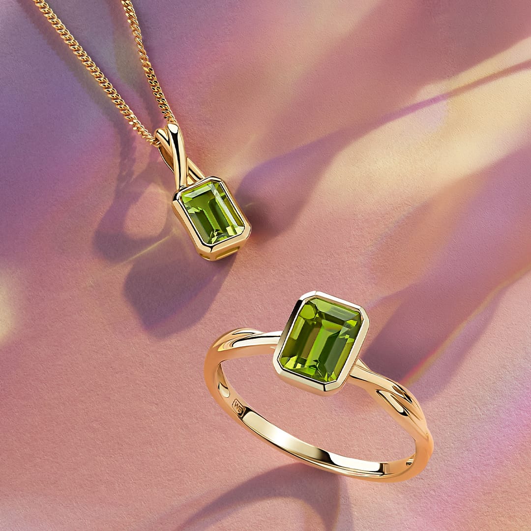 Emerald Cut Peridot Twist Bezel Set Pendant in 9ct Yellow Gold - Image 2