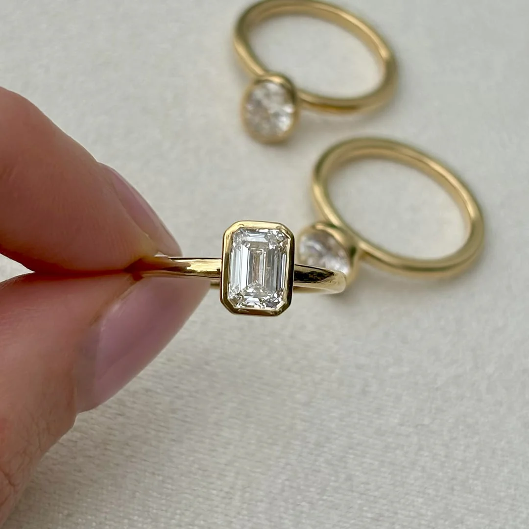 Everlasting 1.25ct TW Emerald Cut Lab-Grown Diamond Bezel Set Solitaire Engagement Ring in 18ct Yellow Gold - Image 5